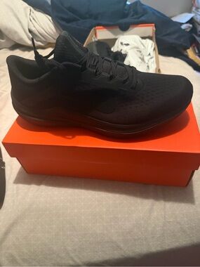 Nike Men's Black Low-Top Mesh Running Sneaker